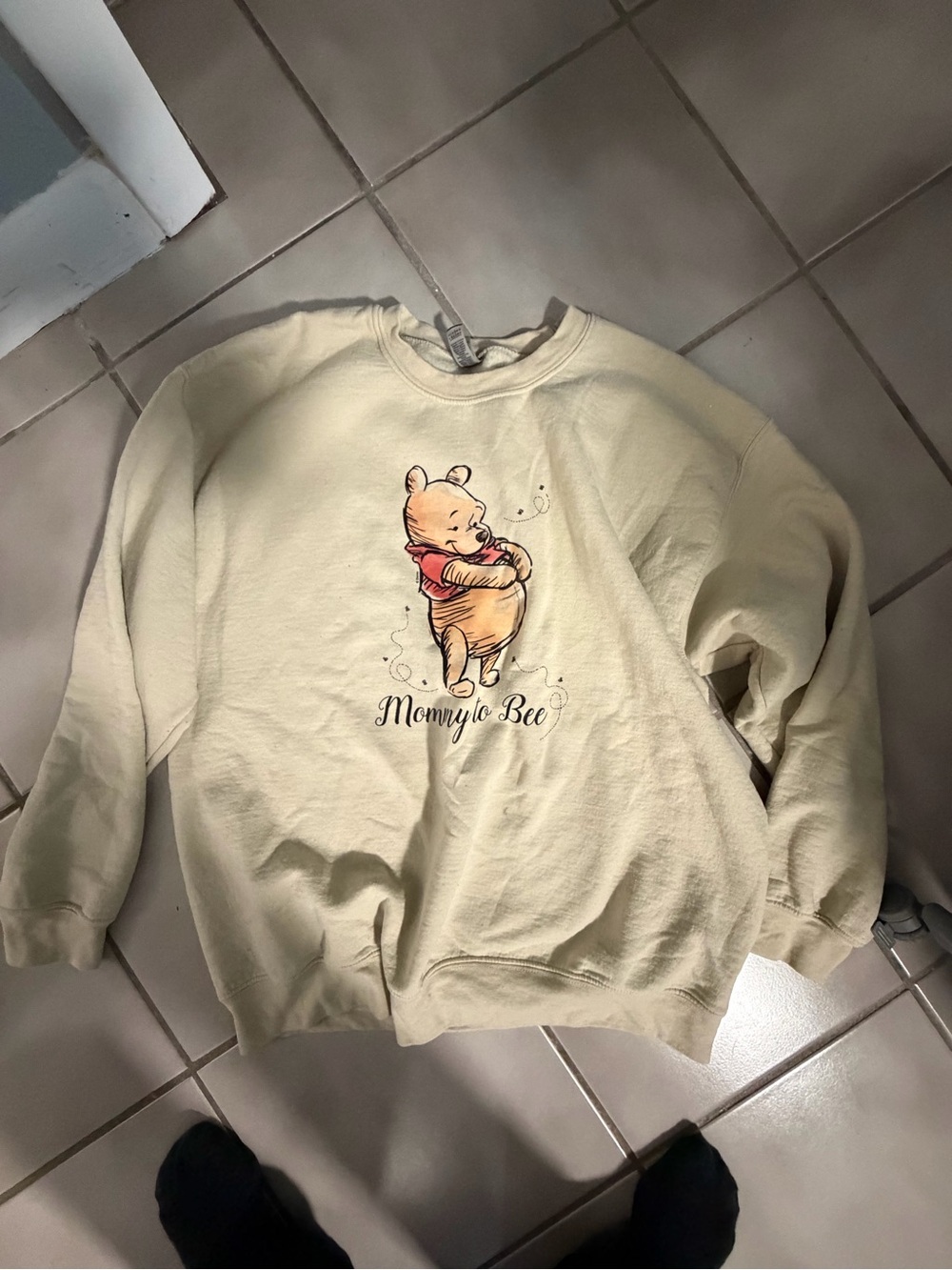 Gildan Cream Winnie the Pooh 'Mommy to Bee' Crewneck Sweatshirt